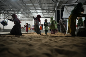 Индонезийская деревня сохраняет традиции жизни на песке